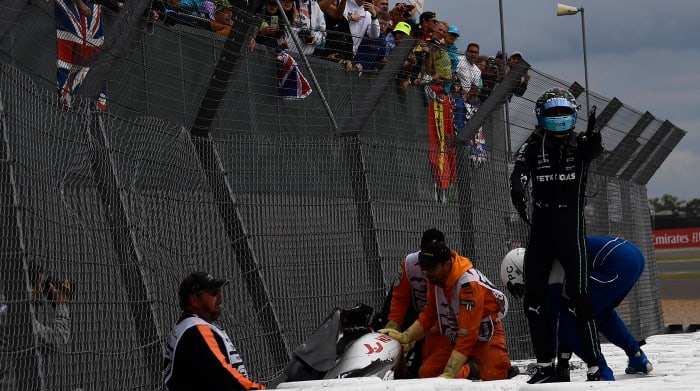 Zhou Guanyu, Alfa Romeo F1, and George Russell, Mercedes